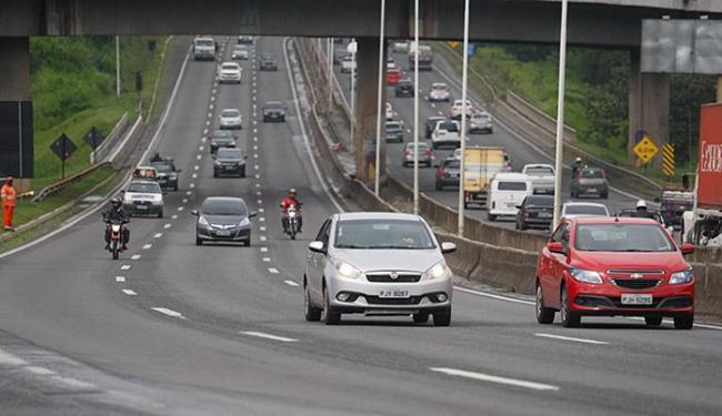 Presença de luzes acesas reduz entre 5% e 10% o número de colisões entre veículos durante o dia (Foto: Raul Spinassé | Ag. A TARDE)