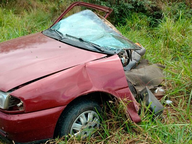 Carro parte ao meio após acidente na Bahia (Foto: Débora Ayane/Site Voz da Bahia)