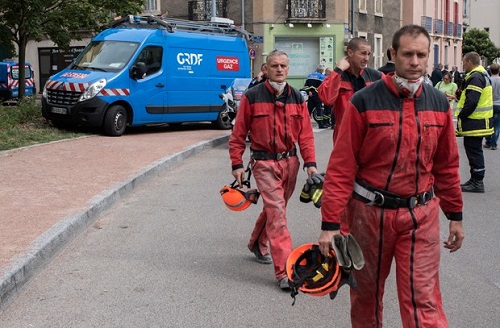Bombeiros em frente ao prédio onde houve explosão após vizinho tentar inalar gás em Dijon, França (Foto: Romain Lafabregue/AFP)