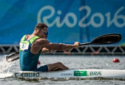Descrição da imagem: Caio Ribeiro competindo na Lagoa Rodrigo de Freitas (Foto: Marcio Rodrigues/MPIX/CPB)