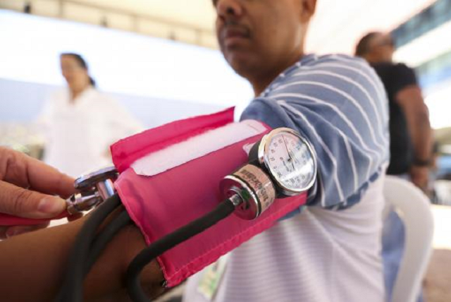 Segundo a OMS, muitas vidas poderiam ser salvas por meio de melhorias no acesso à saúde, sobretudo no que diz respeito ao controle da pressão alta e do colesterol alto (Foto: Marcelo Camargo/Agência Brasil)