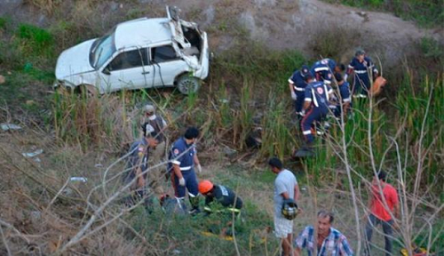 Motorista perdeu o controle do carro que caiu em uma ribanceira (Foto: Reprodução)