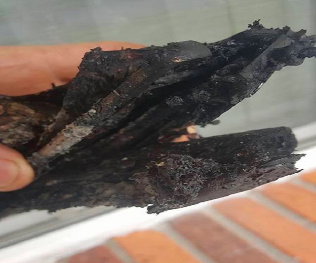 Celular estava carregando e derreteu com o calor das chamas (Foto: Reprodução/Facebook)
