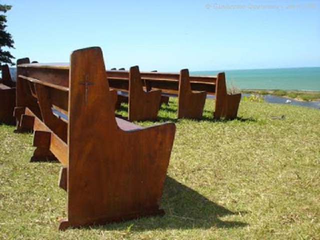 Quando vindes para comparecerdes perante mim, quem requereu de vós isto, que viésseis pisar os meus átrios? Quando vindes para comparecerdes perante mim, quem requereu de vós isto, que viésseis pisar os meus átrios?