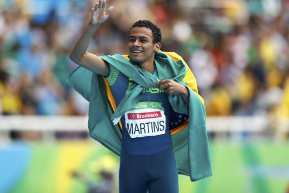 Daniel Martins comemora a medalha de ouro na prova dos 400m em categoria para deficientes intelectuais Reuters/Jason Cairnduff/Direitos Reservados