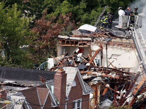 Bombeiros trabalham em prédio que foi destruído por uma explosão nesta terça-feira (27) em Nova York, nos EUA (Foto: REUTERS/Shannon Stapleton)