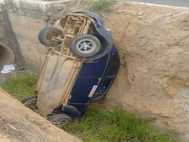Carro cai em valeta de esgoto após acidente na Bahia (Foto: Blog do Anderson)