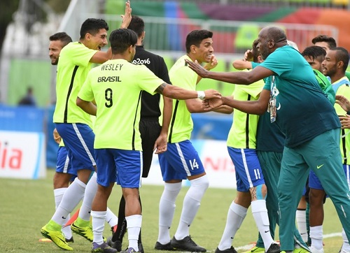 Descrição da imagem: Jogadores brasileiros comemoram o primeiro gol sobre a Holanda (Foto: André Durão)