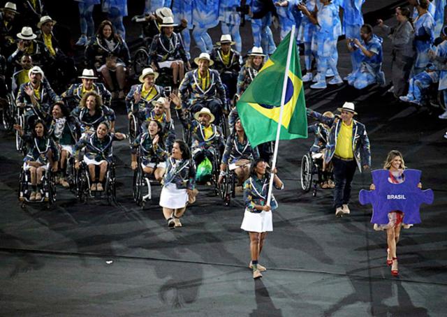 Atletas do Brasil desfilam durante a cerimônia de abertura (Foto: Sergio Moraes l Reuters)