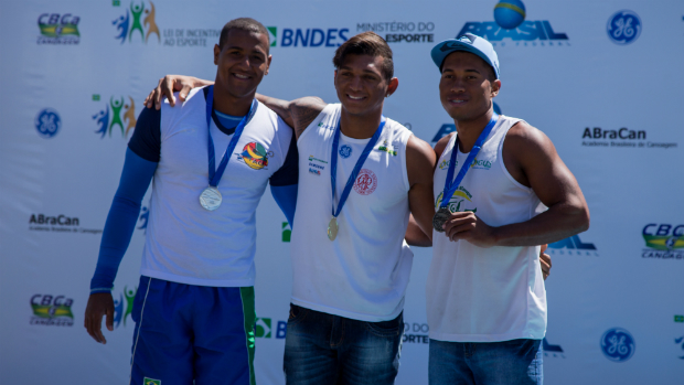 Maico Santos, Isaquias Queiroz e Lucas Santos no pódio (Foto: Fernando Gallo/Divulgação)