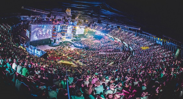 Evento de esportes eletrônicos realizado em arena na cidade polonesa de Katowice, ano passado, atraiu mais de 120 mil pessoas de todo o mundo e movimentou economia da região (Foto: Divulgação)