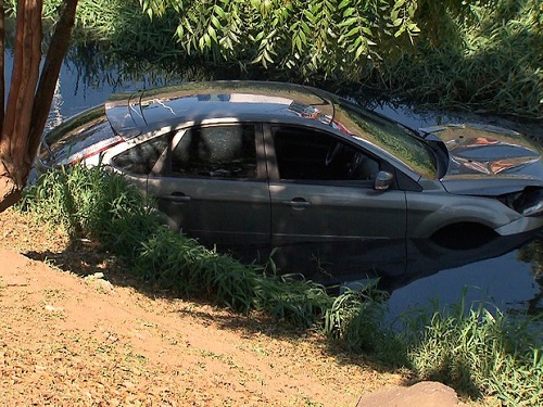 Carro caiu em canal da Avenida Lucaia, em Salvador (Foto: Reprodução/ TV Bahia)