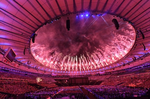 Descrição da imagem: fogos de artifício iluminam o Maracanã no início da cerimônia de encerramento (Foto: André Durão)