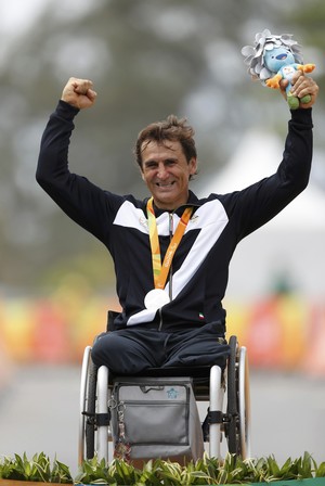 Descrição da imagem: Alex Zanardi comemora medalha de prata no ciclismo de estrada na Rio 2016 (Foto: Reuters)