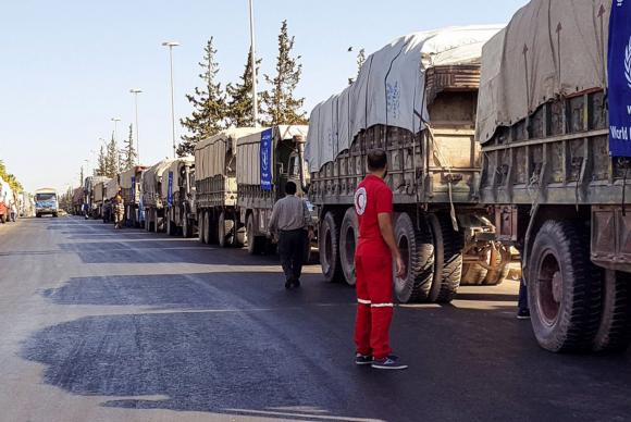 Comboio de 31 caminhões pouco antes de partir em direção à região rural de Aleppo, na Síria. Dezoito caminhões foram atingidos por um ataque aéreo ( Foto: Crescente Vermelho/divulgação/Agência Lusa/direitos reservados)
