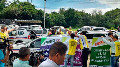 Taxistas se concentraram no Centro Administrativo da Bahia (Foto: Tailane Muniz/CORREIO)