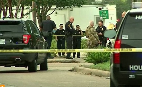Atirador deixou feridos perto de centro comercial no Texas (Foto: Reuters)