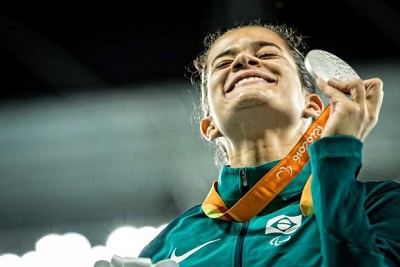 Verônica comemorando a conquista da medalha de prata (Foto: Divulgação/CPB)