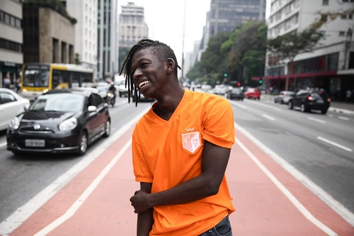 Jean Woolmay Denson Pierre, tem 20 anos, nasceu no Haiti, trabalha como modelo e quer estudar medicina (Foto: Fabio Tito/ G1)