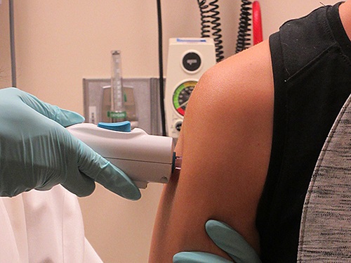 Voluntário saudável recebe a vacina de DNA desenvolvida pelo NIAID-NIH, nos Estados Unidos. A vacina entrou na fase 1 de testes clínicos (Foto: NIAID)