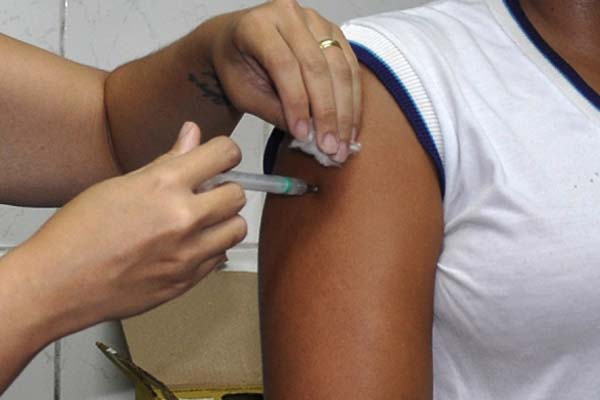 Vacina contra HPV é destinada às meninas com idade entre 9 e 13 anos