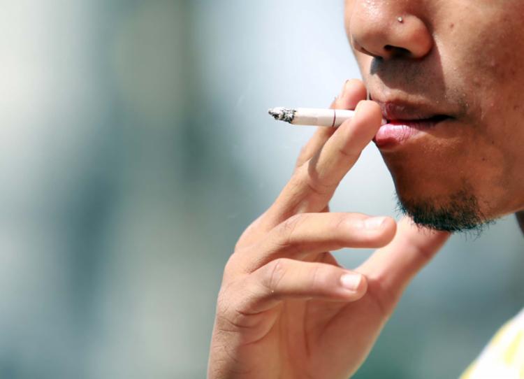 O cigarro leva uma fatia de 1,08% do orçamento mensal das famílias (Foto: Joá Souza/Ag. A Tarde)