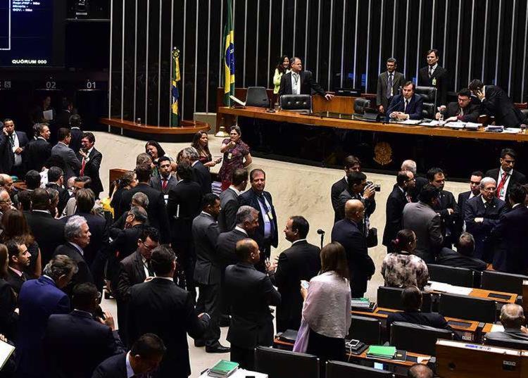 Foram mais de sete horas de discussão (Foto: Zeca Ribeiro/Câmara dos Deputados)