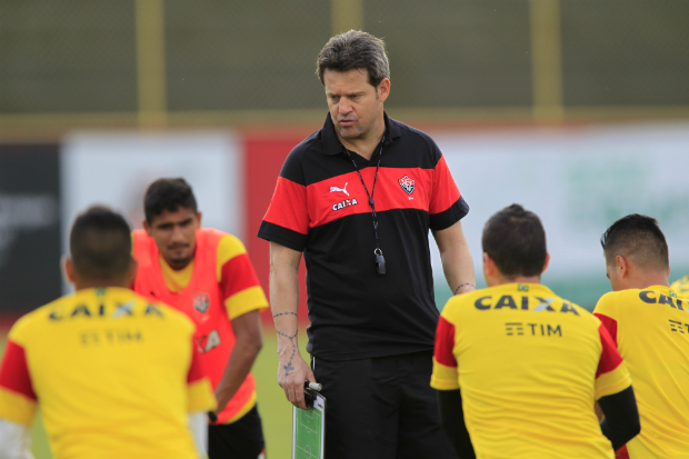 Argel Fucks orienta jogadores (Foto: Arisson Marinho)