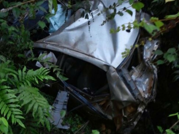 O carro da vítima desceu ribanceira e ficou destruído (Foto: Ronildo Brito/Teixeira News)