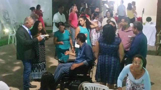 (...)enquanto adoram a Jesus Cristo, e recebem d’Ele mensagens edificantes para suas vidas, o grupo degusta literalmente um churrasco de carne charque. (Foto: Monica Franco)