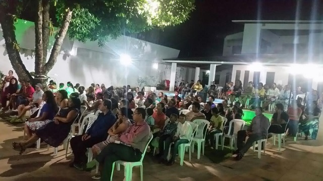 Joílson Gregório, na segunda fila, ao lado da esposa, Renata Gregório (blusa vermelha), com os três filhos. (Foto: Monica Franco)