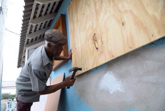 Moradores de Kingston, capital da Jamaica, se preparam para a chegada do furacão Matthew que, de acordo com alertas meteorológicos, deve atingir outros países caribenhos como Cuba, República Dominicana e Haiti (Foto:Rudolph Brown/EPA/Agência Lusa/direitos reservados)