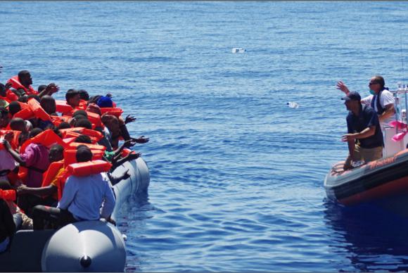 Guarda costeira italiana resgata imigrantes no Mediterrâneo (Foto:Lusa/EPA/MOAS.EU - Direitos Reservados)