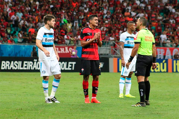 Leão vinha de goleada contra a Chapecoense, mas acabou derrotado pelo Grêmio, na Fonte Nova (Foto: Francisco Galvão/EC Vitória)