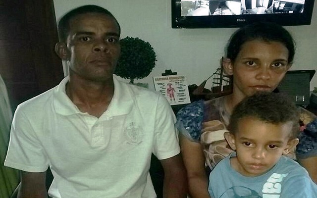 Joílson Gregório com a esposa, Renata Gregório, e o filho, no escritório do diretor do portal, Antonio Franco Nogueira, no momento em que contava sobre o milagre