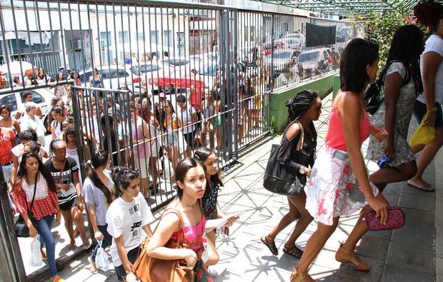 No segundo dia do Enem, os candidatos precisaram responder a 90 questões de múltipla escolha e escrever uma redação (Foto: Evandro Veiga/CORREIO)