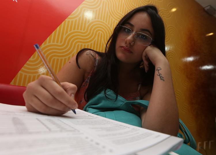 Para Mariana Costa, a decisão do Inep interfere na preparação dos candidatos (Foto: Joá Souza l Ag. A TARDE)
