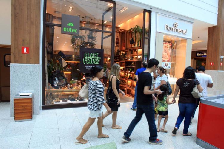 Nos shoppings da capital baiana, lojas já anunciam descontos (Foto: Luciano da Matta | Ag. A TARDE)