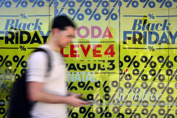 A Proteste destaca que a Black Friday no Brasil é lembrada pelo grande número de fraudes praticadas no comércio e pede cautela nas compras (Foto: Rovena Rosa/Arquivo Agência Brasil)