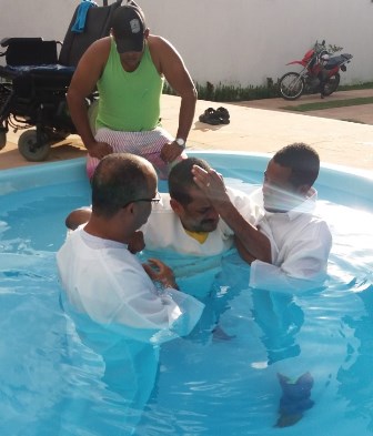 Franco, vendo que o sobrenatural se repetiu, aproveita para tornar público um milagre que ele mesmo sofreu no dia do seu batismo onde, horas depois do evento, numa roda de conversa na sua casa, uma 'irmã', Iza Pereira, também da Assembléia de Deus do Jardim Limoeiro, apontando para sua cabeça, disse: 'Vejo um anjo flutuando atrás de você. E deixa eu entregar logo: sua mente está guardada!'. Franco diz que congelou. O que ela, que não o conhecia, não sabia era que ele estava andando para um neurologista, doutor Lair Ribeiro (Núcleo de Neurologia da Bahia), por problemas que estava enfrentando não só para dormir como também para trabalhar.