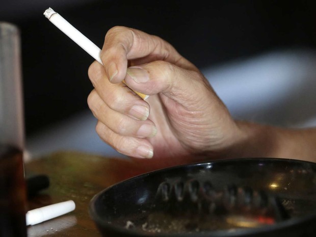 Cigarro pode provocar mutações, segundo estudo (Foto: AP Photo/Gerald Herbert)