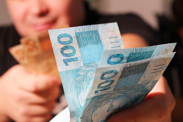 Uma dica para os superendividados é priorizar as contas de água, luz e telefone e depois avaliar sobre as dívidas mais caras