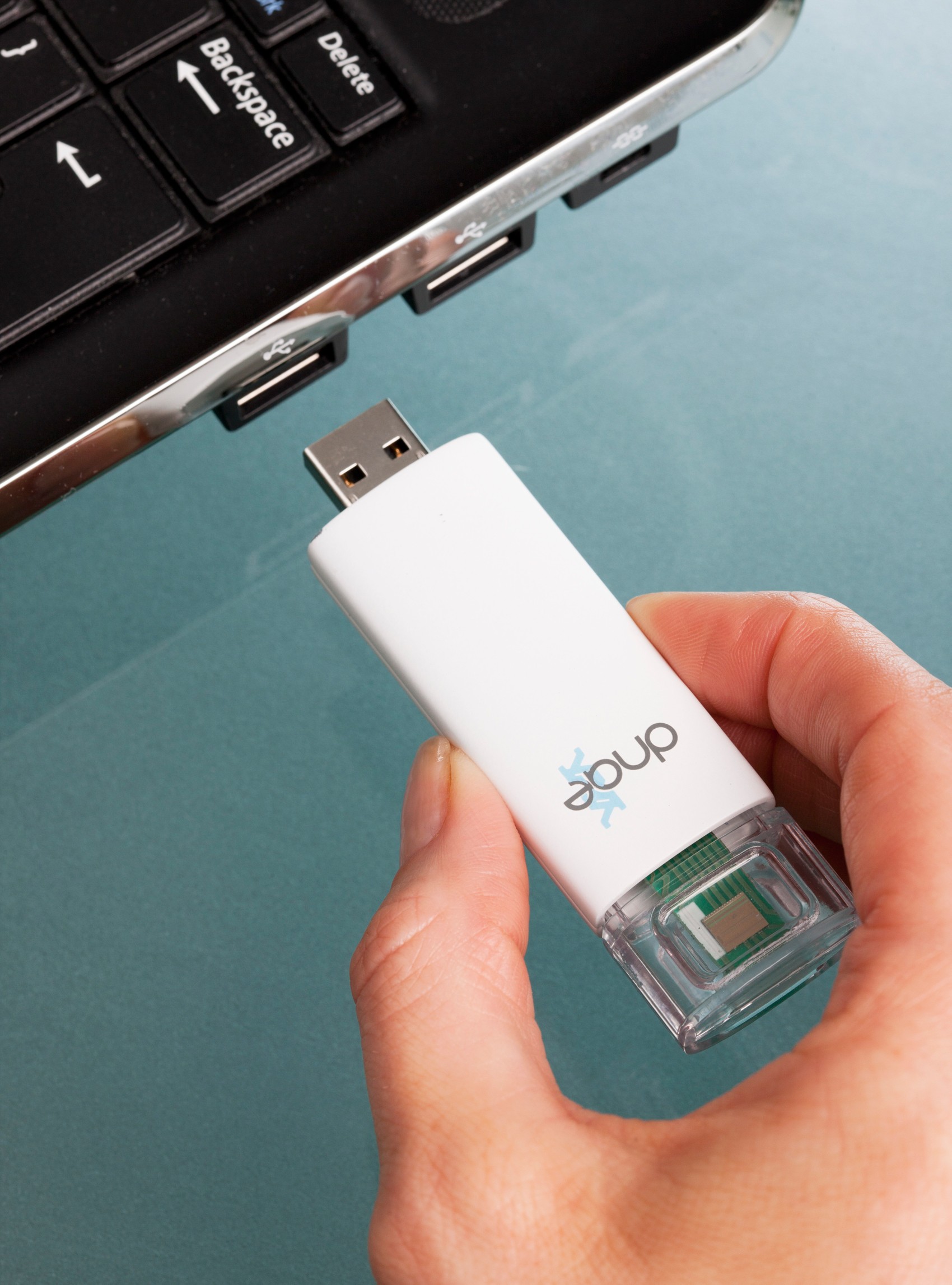 Pendrive é capaz de detectar HIV (Foto: Imperial College London / DNA Electronics)