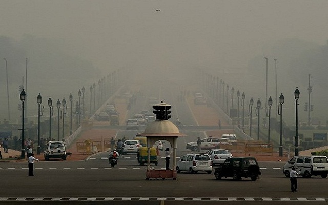 Nova Delhi, na Índia, amanheceu com espessa camada de poluição em 31 de outubro (Foto: Money Sharma / AFP)