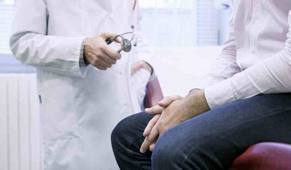 A doença provoca fibrose no pênis e, em certos casos, impossibilita qualquer relação sexual