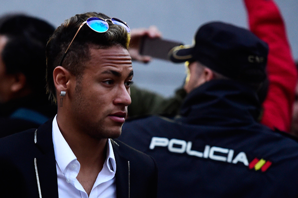 Fundo de investimentos cobra valores sobre a transferência que tirou o jogador do Santos e colocou no Barcelona (Foto: AFP)