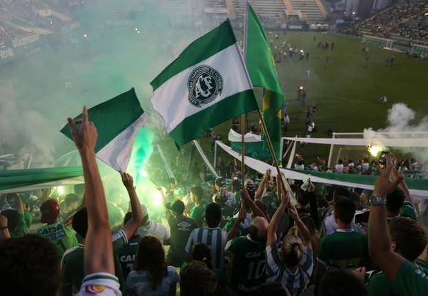 Fãs do Chapecoense fazem tributo na Arena Condá após a tragédia (Foto: Paulo Whitaker/Reuters)
