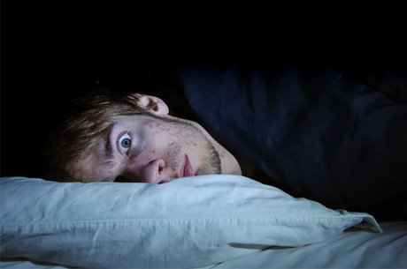 A falta de sono aumenta a pressão sanguínea e sobrecarrega o coração, aumentando a força dos batimentos e a frequência