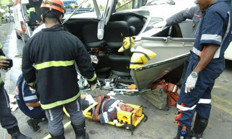 As vítimas, Luiz Alberto Fontes da Rocha e Valentino Batista foram encaminhados para o hospital (Foto: Teixeira News | Reprodução)