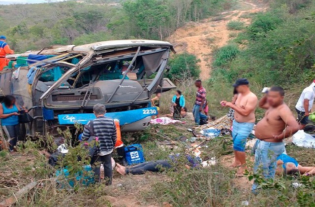 Acidente com ônibus ocorreu na BR-116, sudoeste da Bahia. Feridos foram atendidos no local (Foto: Blog do Léo Santos)